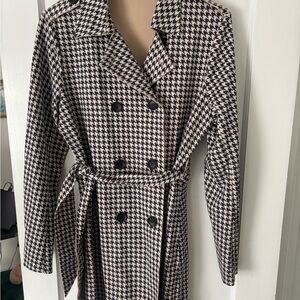 Solitaire Black and Cream Houndstooth lightweight trench coat